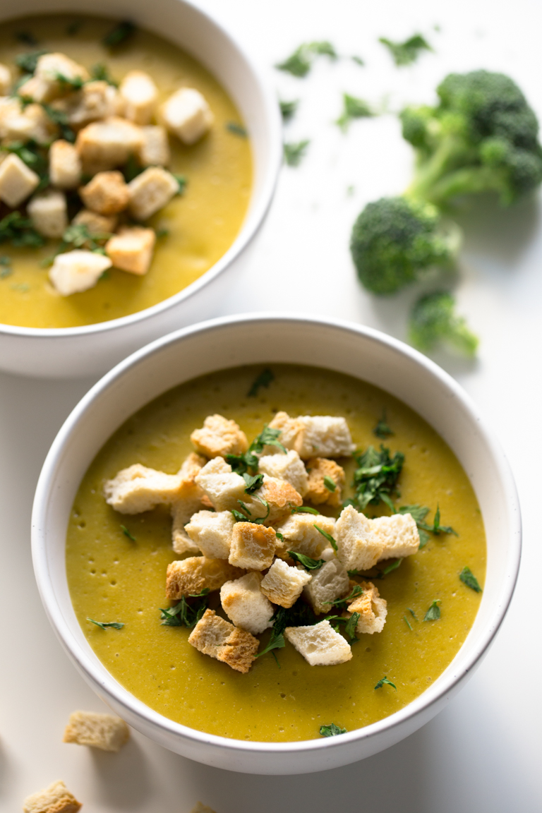 Vegan Broccoli Cheese Soup - This vegan broccoli cheese soup is super tasty, simple, low in fat and good for your body. It's the perfect lunch recipe for the fall and winter months.