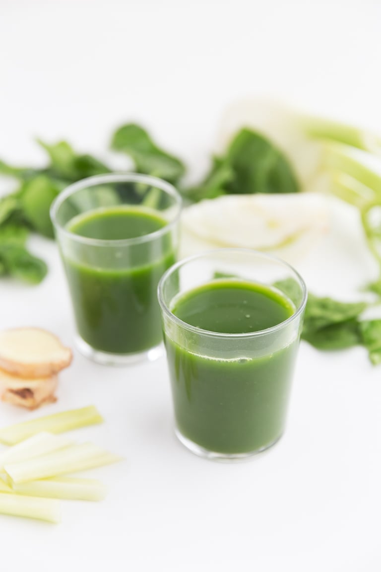Green Juice For Beginners - This green juice is perfect for beginners because is made with simple ingredients and tastes so good. It's a super healthy and nutritious drink!