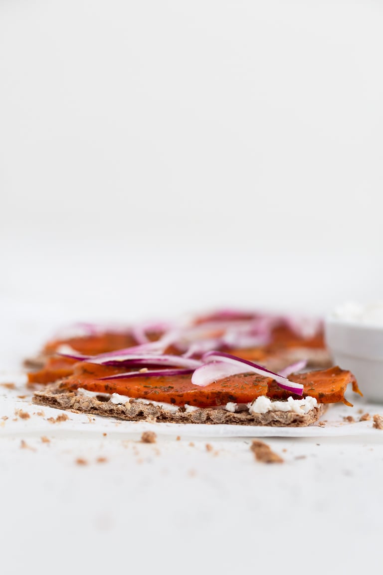 Vegan Smoked Salmon - Vegan smoked salmon, made with natural ingredients. It's low in fat and the texture is on point. We served it on crackers with vegan cream cheese. #vegan #glutenfree #simpleveganblog