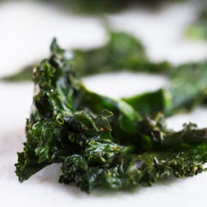 How To Make Kale Chips - Crispy, baked kale chips, easy to make and so addictive! Just 6 ingredients required for this healthy and simple snack. Besides, kale is one of the healthiest foods you can eat! #vegan #glutenfree #simpleveganblog