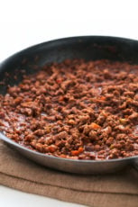 Vegan Bolognese Sauce - 30-minute vegan bolognese sauce made with textured soy protein. It's high in protein and low in fat, tastes like the classic recipe, but is much healthier. #vegan #glutenfree #simpleveganblog