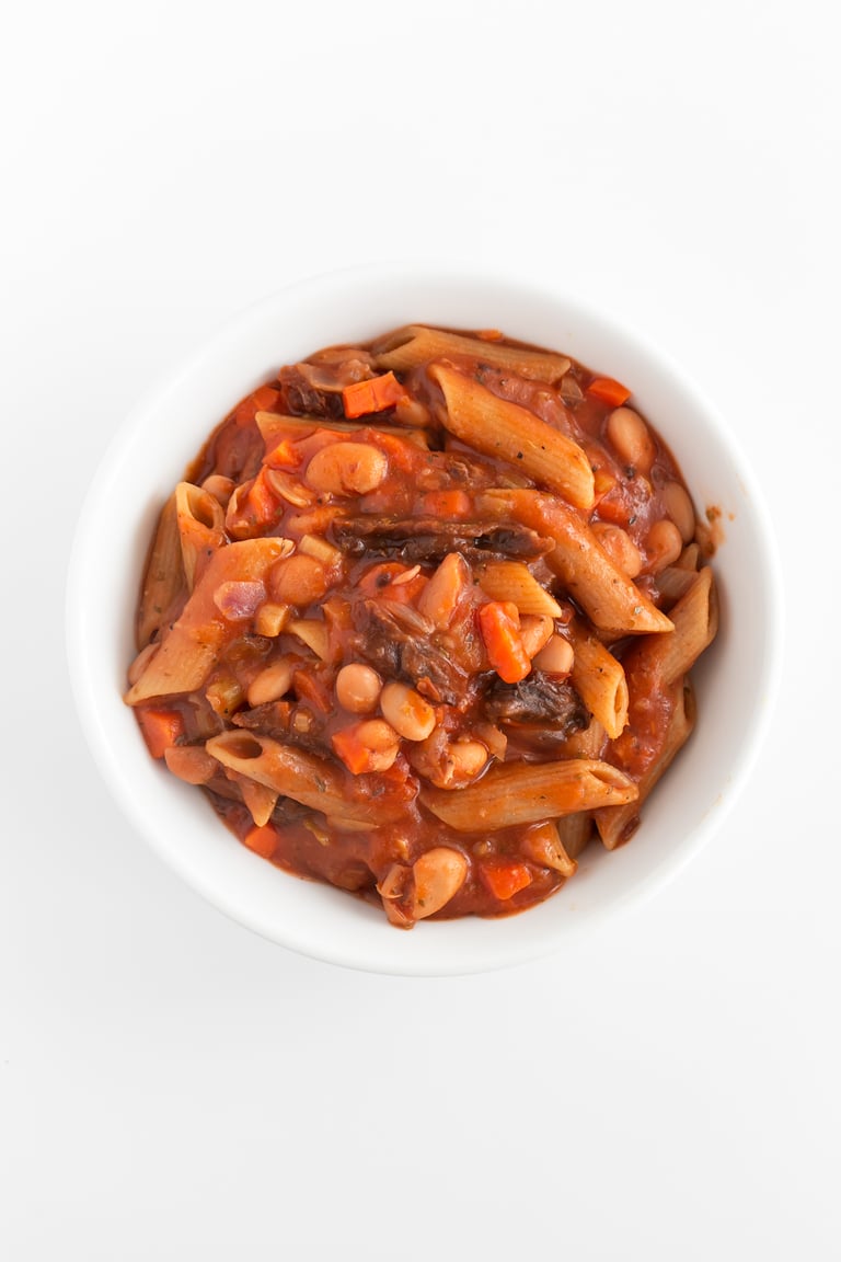 Pasta e Fagioli (Pasta and Beans) - Pasta e fagioli is an Italian dish made with pasta and pinto beans. It only requires one pot, easy to get ingredients and 20 minutes. #vegan #glutenfree #simpleveganblog