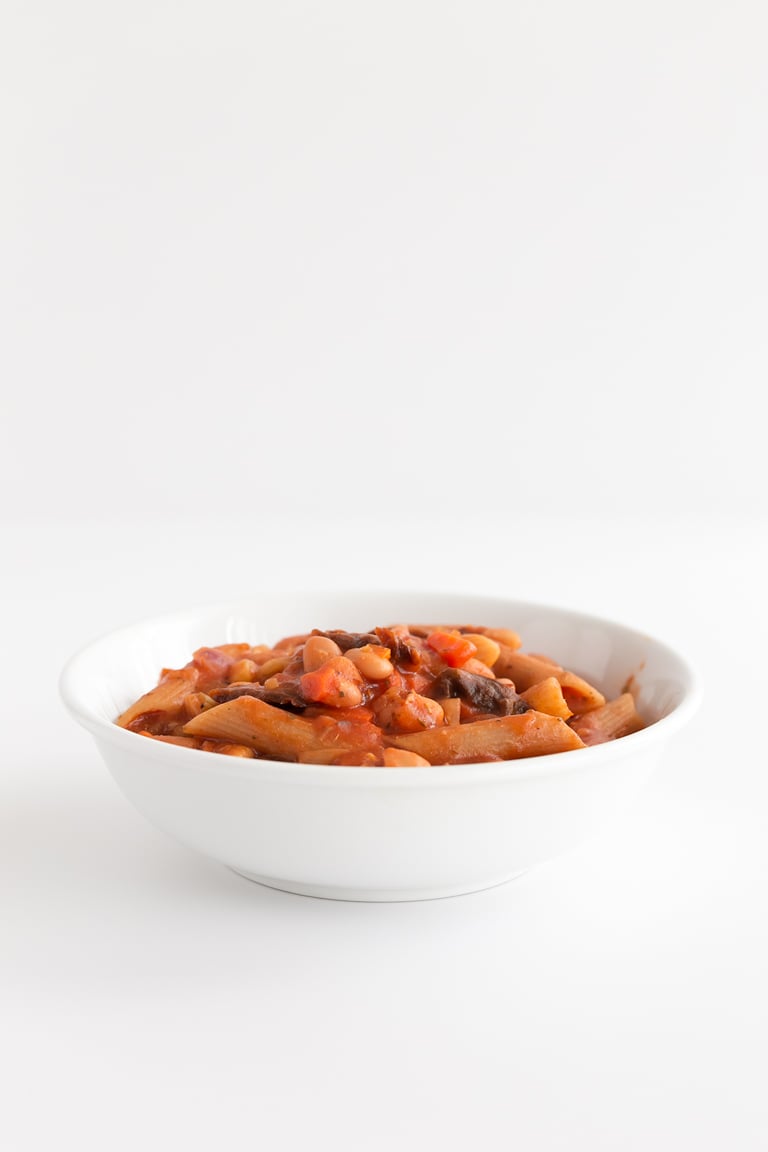 Pasta e Fagioli (Pasta and Beans) - Pasta e fagioli is an Italian dish made with pasta and pinto beans. It only requires one pot, easy to get ingredients and 20 minutes. #vegan #glutenfree #simpleveganblog