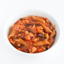 Pasta e Fagioli (Pasta and Beans) - Pasta e fagioli is an Italian dish made with pasta and pinto beans. It only requires one pot, easy to get ingredients and 20 minutes. #vegan #glutenfree #simpleveganblog