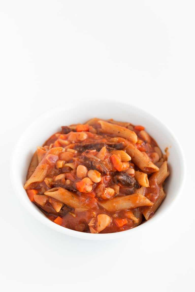 Pasta e Fagioli (Pasta and Beans) - Pasta e fagioli is an Italian dish made with pasta and pinto beans. It only requires one pot, easy to get ingredients and 20 minutes. #vegan #glutenfree #simpleveganblog