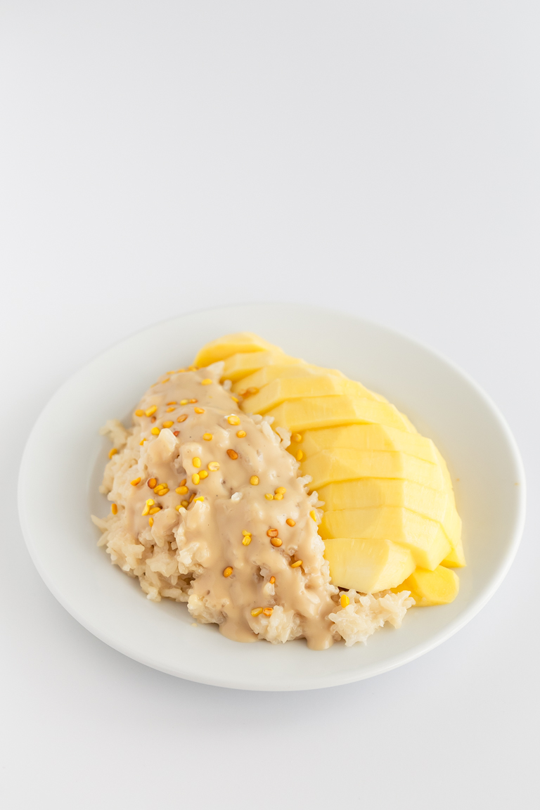 Thai Mango Sticky Rice - Thai mango sticky rice, made with rice, mango and a delicious coconut sauce. It's sweet, creamy and a scrumptious dessert. Only 7 ingredients needed! #vegan #glutenfree #simpleveganblog