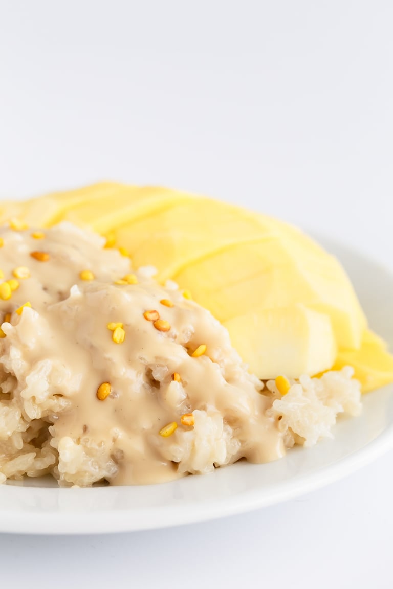 Thai Mango Sticky Rice - Thai mango sticky rice, made with rice, mango and a delicious coconut sauce. It's sweet, creamy and a scrumptious dessert. Only 7 ingredients needed! #vegan #glutenfree #simpleveganblog