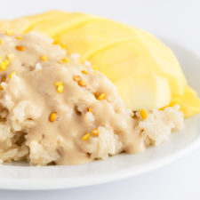 Thai Mango Sticky Rice - Thai mango sticky rice, made with rice, mango and a delicious coconut sauce. It's sweet, creamy and a scrumptious dessert. Only 7 ingredients needed! #vegan #glutenfree #simpleveganblog