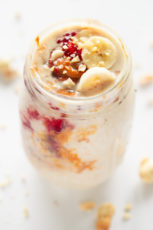 Vegan Peanut Butter and Jelly Overnight Oats. - Vegan peanut butter and jelly overnight oats, a delicious and healthy breakfast or snack to eat on the go or to make the day before to save some time every morning. #vegan #glutenfree #simpleveganblog