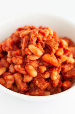 Vegan Baked Beans. - 30-minute vegan baked beans, made with our delicious tempeh bacon. Eat them on toast or as part of a full plant-based English breakfast. #vegan #glutenfree #simpleveganblog