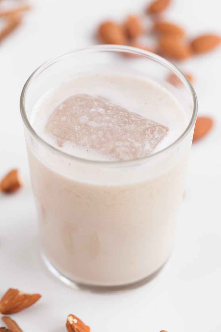 Vegan Mexican Horchata. - Vegan Mexican horchata, made with rice, almonds, water, a cinnamon stick and vanilla seeds. It's a refreshing drink, naturally sweetened with dates. #vegan #glutenfree #simpleveganblog