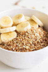 Vegan Rawnola. - This vegan rawnola is a raw version of granola, made with just 5 ingredients in less than 5 minutes. It's a super healthy breakfast or snack recipe! #vegan #glutenfree #simpleveganblog