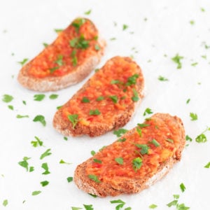 Pan con Tomate (Spanish Tomato Toast). - Pan con tomate is one of the most popular breakfast recipes in Spain. It's made with bread, garlic, tomatoes, salt and extra virgin olive oil. #vegan #simpleveganblog