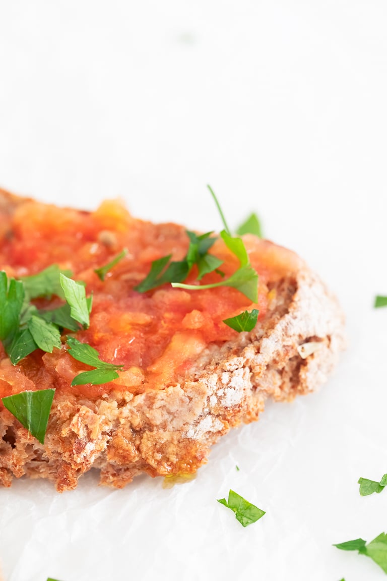 Pan con Tomate (Spanish Tomato Toast). - Pan con tomate is one of the most popular breakfast recipes in Spain. It's made with bread, garlic, tomatoes, salt and extra virgin olive oil. #vegan #simpleveganblog