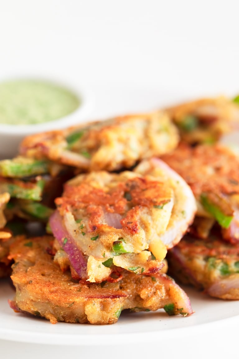 Vegetable Pakoras. - Vegetable pakoras with green chutney, a delicious Indian appetizer or side dish, made with easy to get ingredients and ready in just 30 minutes. #vegan #glutenfree #simpleveganblog