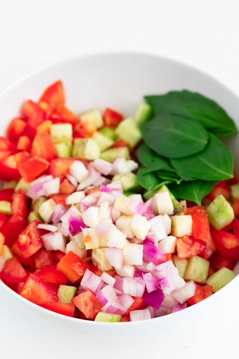 Panzanella Salad. - Panzanella is an Italian tomato and bread salad, popular in Tuscany and other parts of central Italy. It only requires 9 ingredients and 15 minutes. #vegan #simpleveganblog