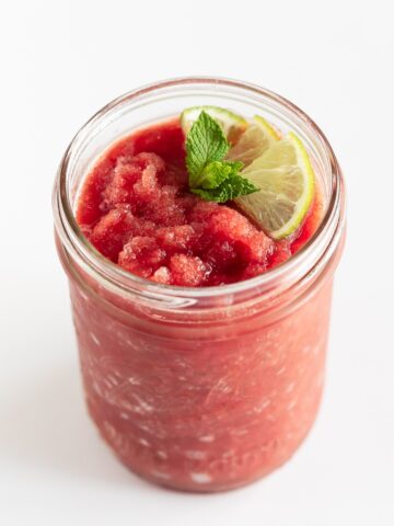 Watermelon Slushie. - Delicious watermelon slushie made with just 4 ingredients: fresh watermelon, lime juice, mint leaves and dates. It's a super refreshing and healthy drink. #vegan #glutenfree #simpleveganblog