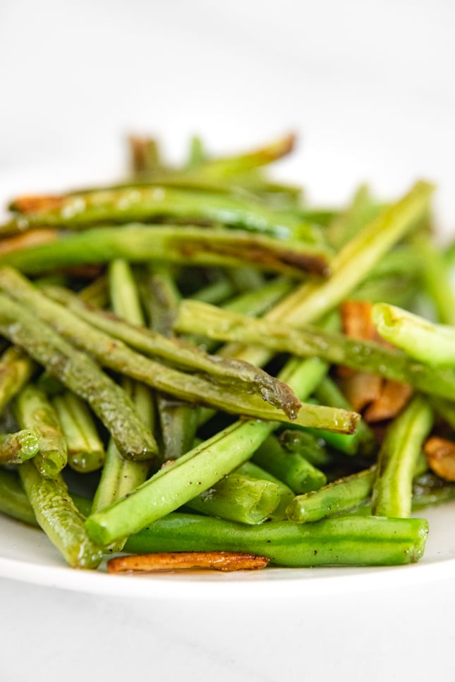 Side photo of a plate of garlic green beans