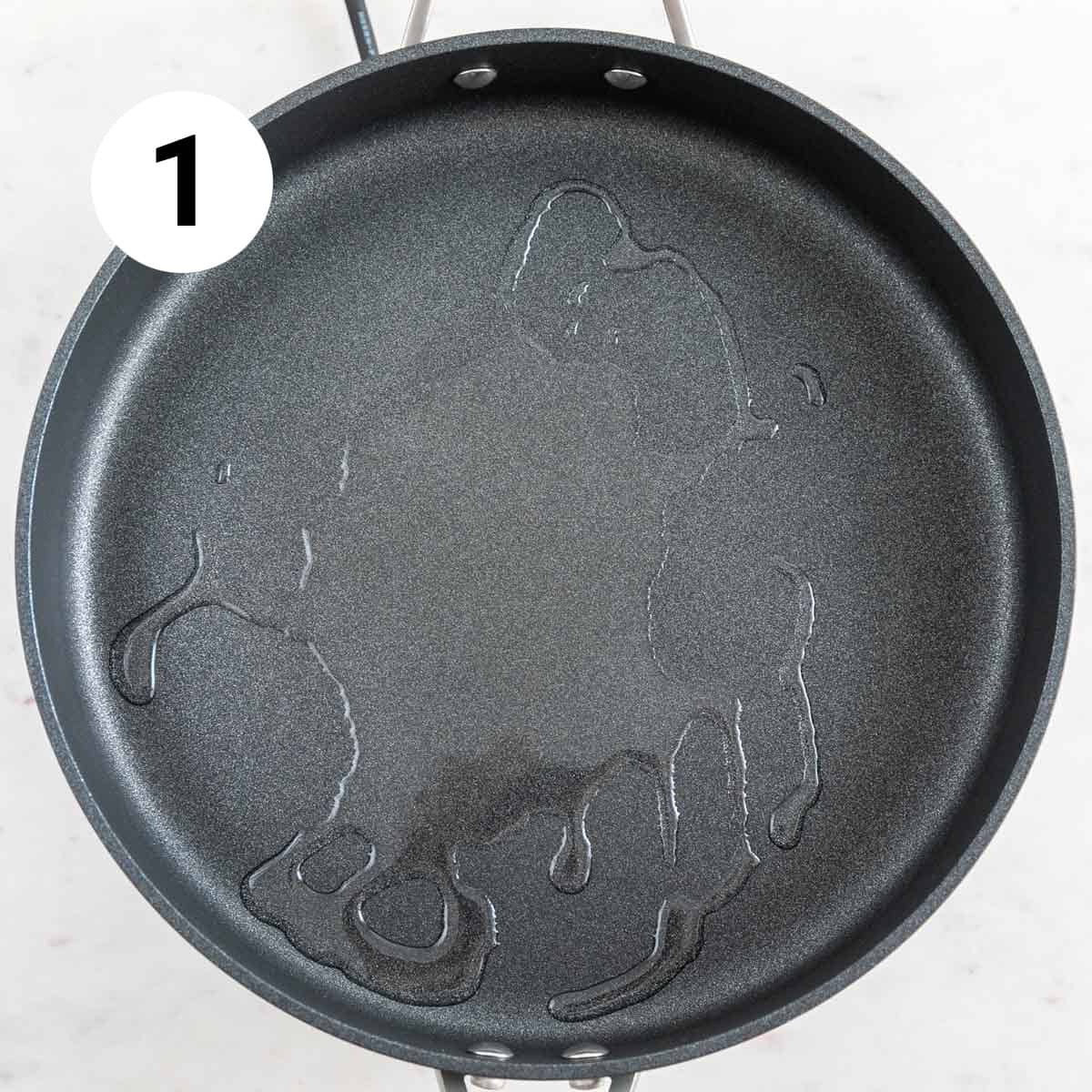 Skillet with oil.